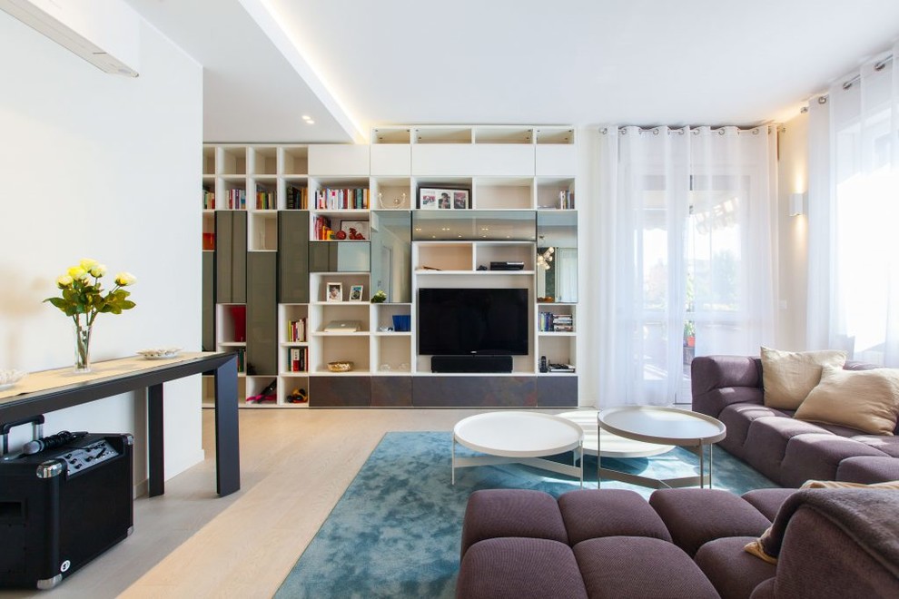 Inspiration for a modern living room in Milan.