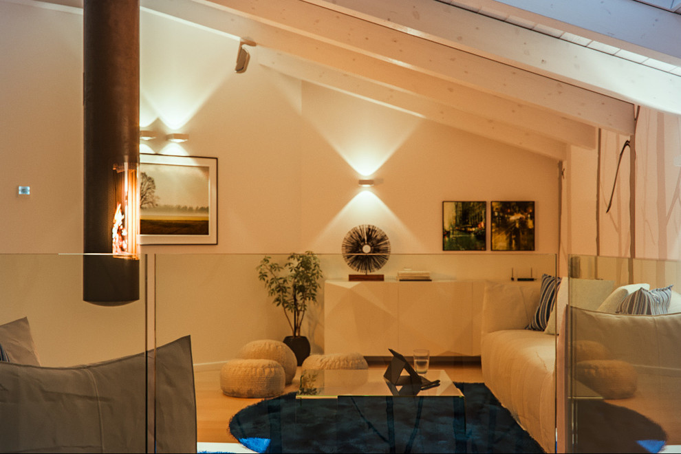 Ispirazione per un soggiorno minimal di medie dimensioni e aperto con pareti multicolore, parquet chiaro e camino sospeso