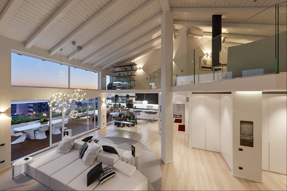 Immagine di un ampio soggiorno contemporaneo stile loft con libreria, pareti bianche, parquet chiaro, parete attrezzata e pavimento beige