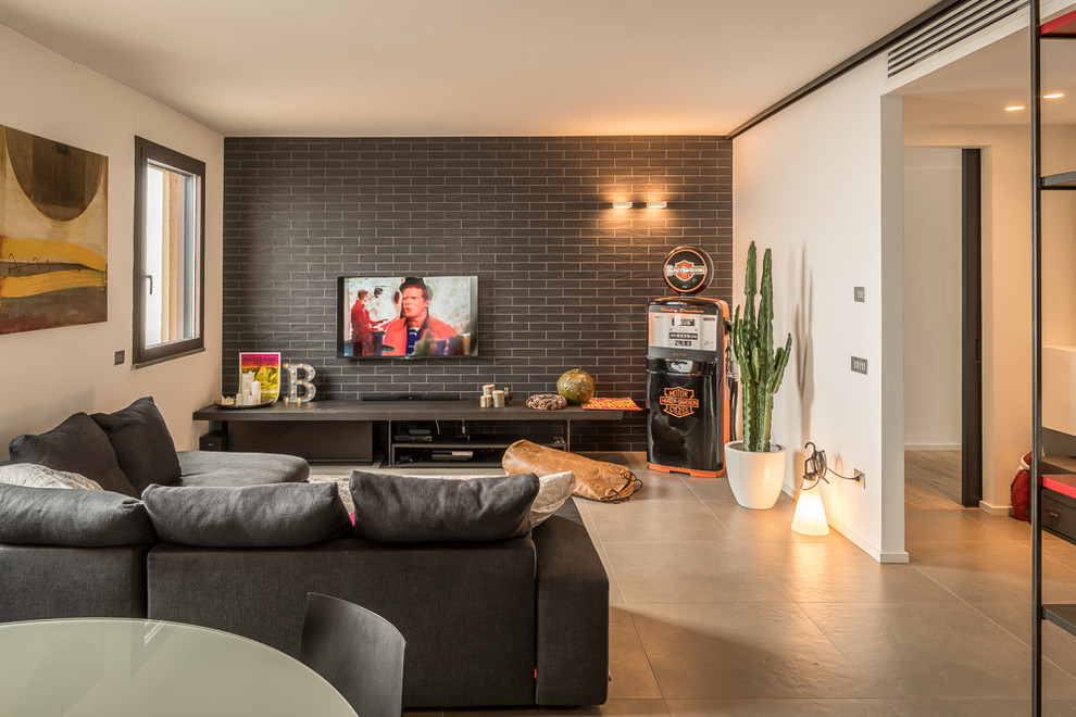 Foto di un soggiorno minimal di medie dimensioni e aperto con pareti bianche, TV a parete, pavimento beige e nessun camino
