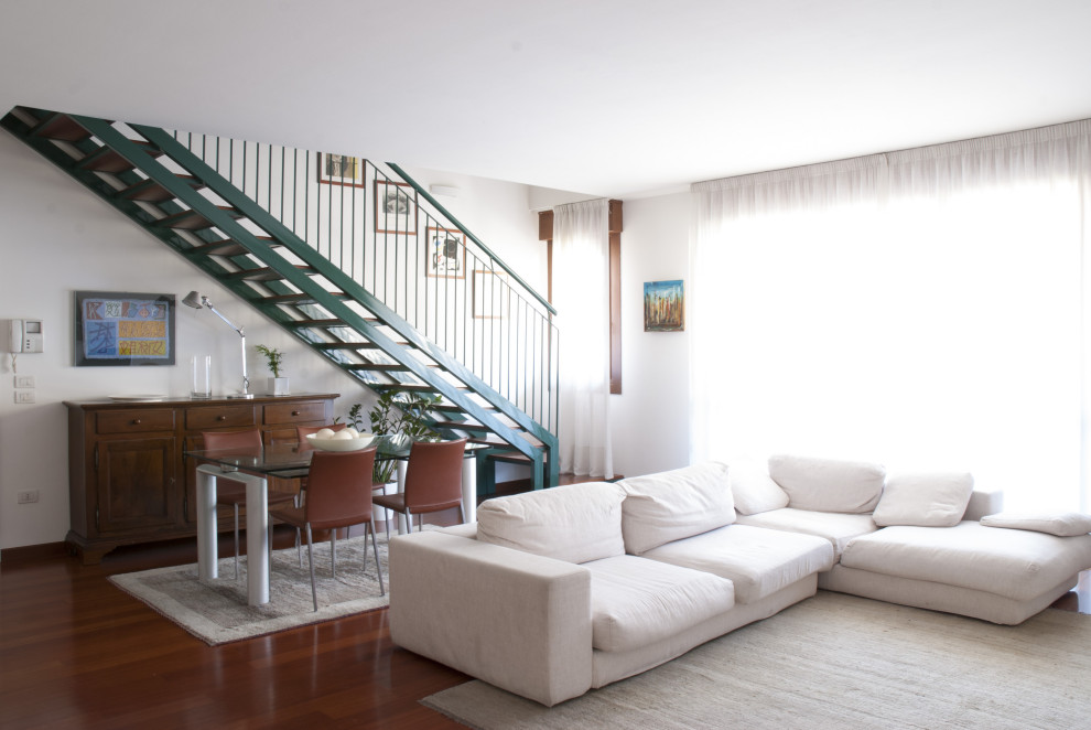 Ispirazione per un grande soggiorno minimal aperto con pareti bianche, pavimento in legno massello medio e pavimento marrone
