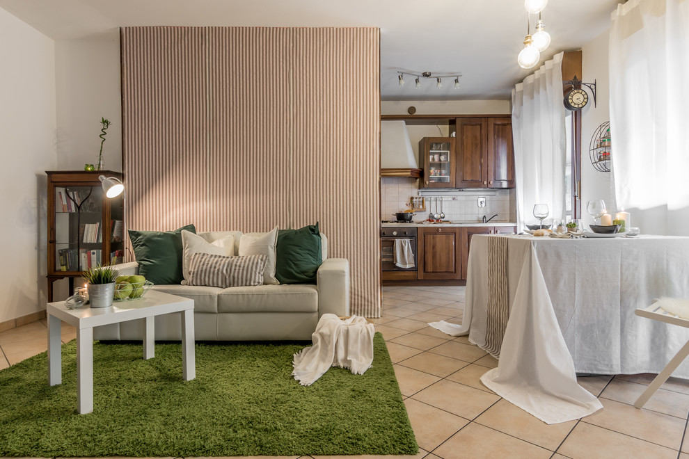 Modelo de sala de estar bohemia con paredes beige y suelo beige