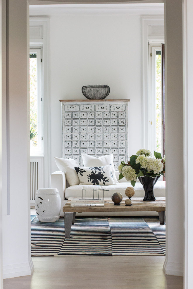 Idee per un grande soggiorno minimal con pareti bianche, pavimento in legno verniciato e pavimento bianco