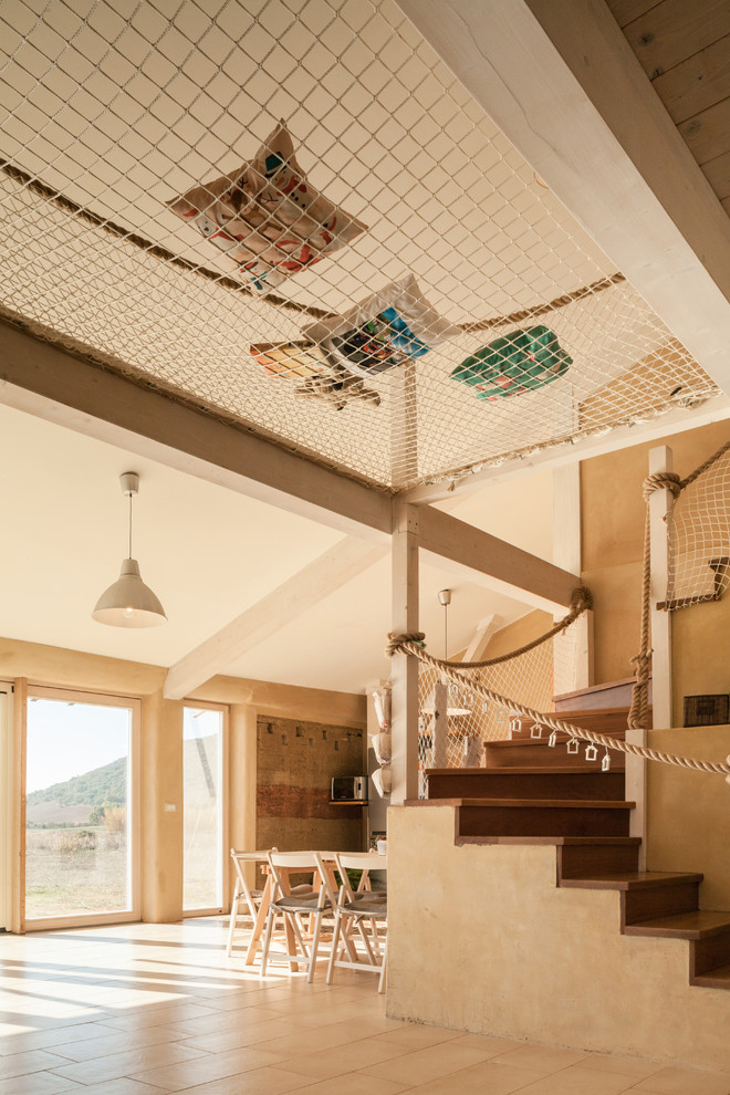 Immagine di un grande soggiorno aperto con pareti beige, pavimento con piastrelle in ceramica e pavimento beige