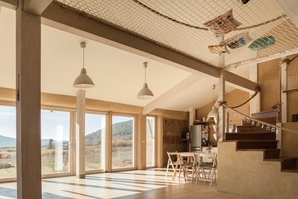 Immagine di un grande soggiorno country aperto con pareti beige, pavimento con piastrelle in ceramica e pavimento beige
