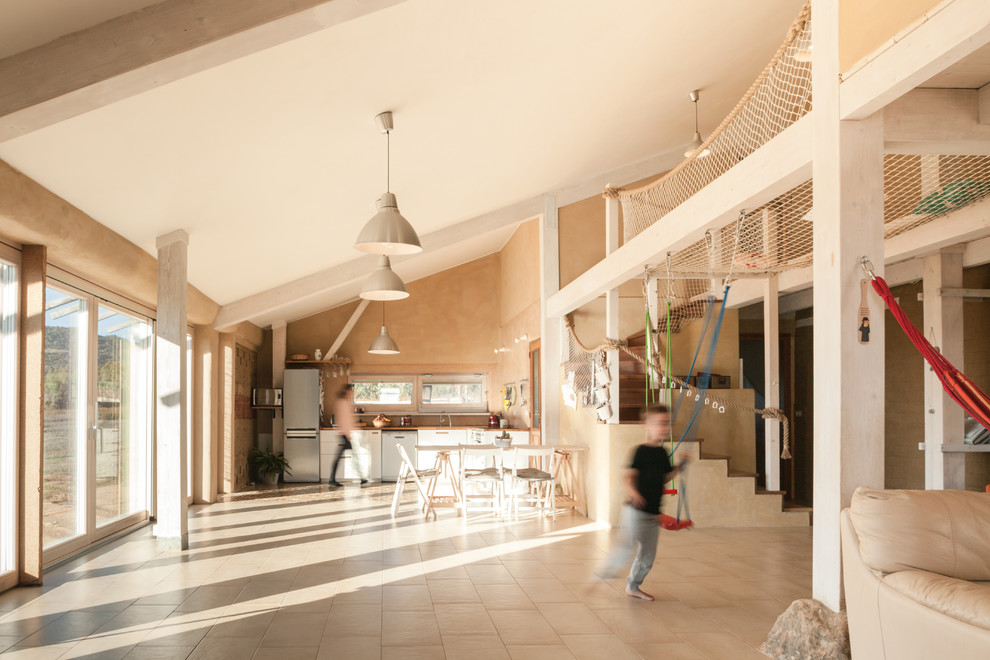 Стильный дизайн: большая открытая гостиная комната в стиле кантри с бежевыми стенами, полом из керамической плитки и бежевым полом - последний тренд
