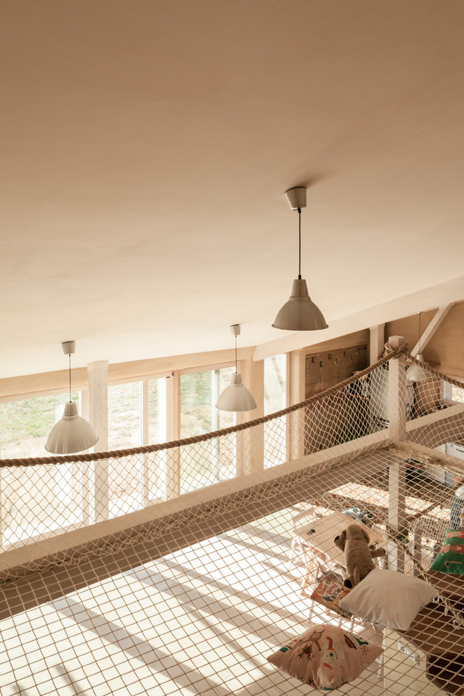 Immagine di un grande soggiorno country con pareti beige, pavimento con piastrelle in ceramica e pavimento beige
