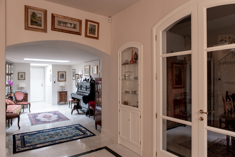 Idee per un grande soggiorno tradizionale con sala della musica, pareti beige, pavimento in marmo e pavimento bianco