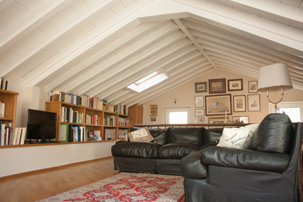Idee per un grande soggiorno tradizionale con pareti beige, parquet chiaro e pavimento marrone