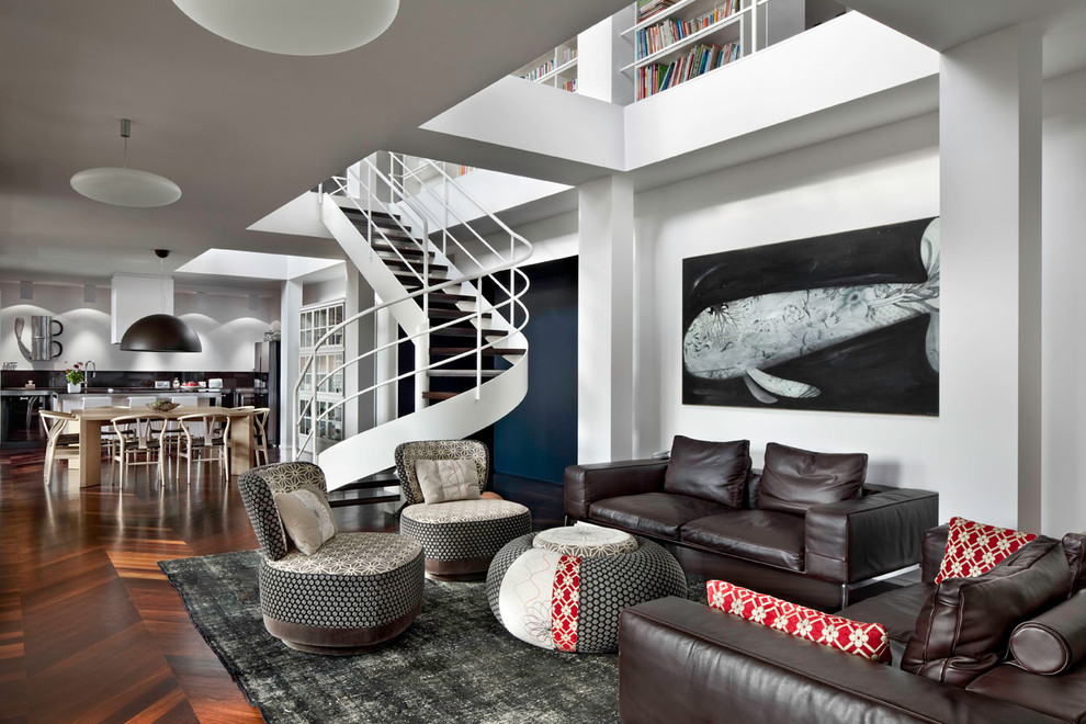 Foto di un ampio soggiorno design stile loft con pareti bianche e parquet scuro