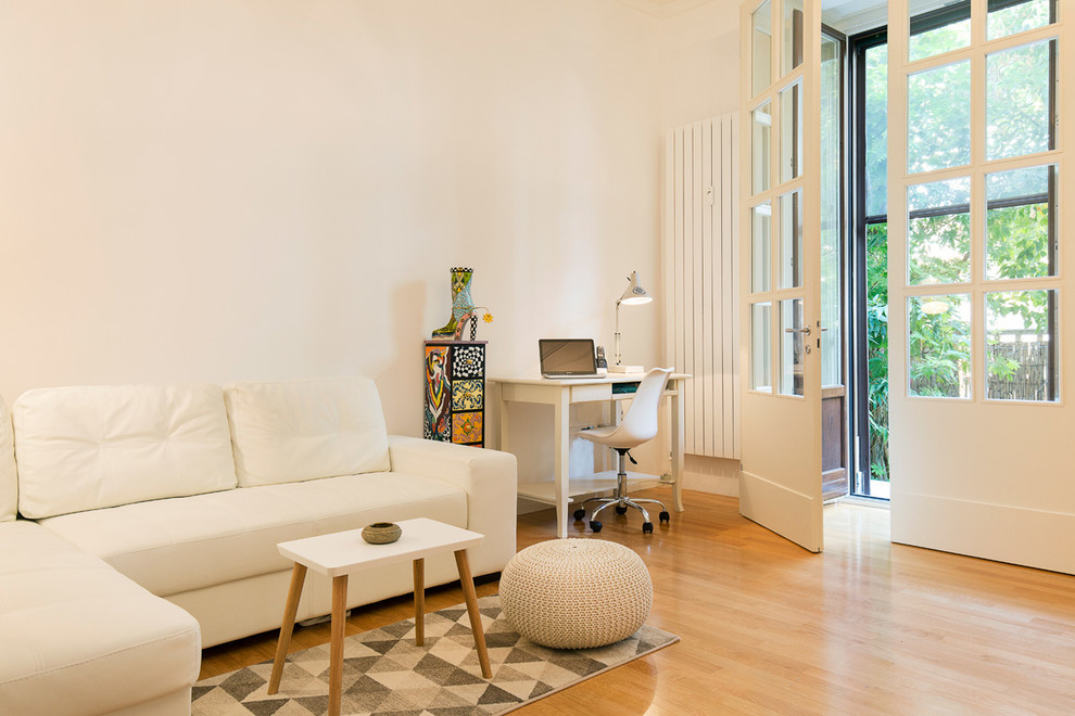Kleines Asiatisches Wohnzimmer ohne Kamin mit weißer Wandfarbe, braunem Holzboden und braunem Boden in Mailand