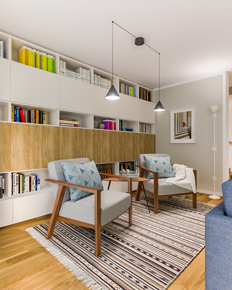 Пример оригинального дизайна: открытая гостиная комната среднего размера в современном стиле с с книжными шкафами и полками, зелеными стенами, светлым паркетным полом и телевизором на стене