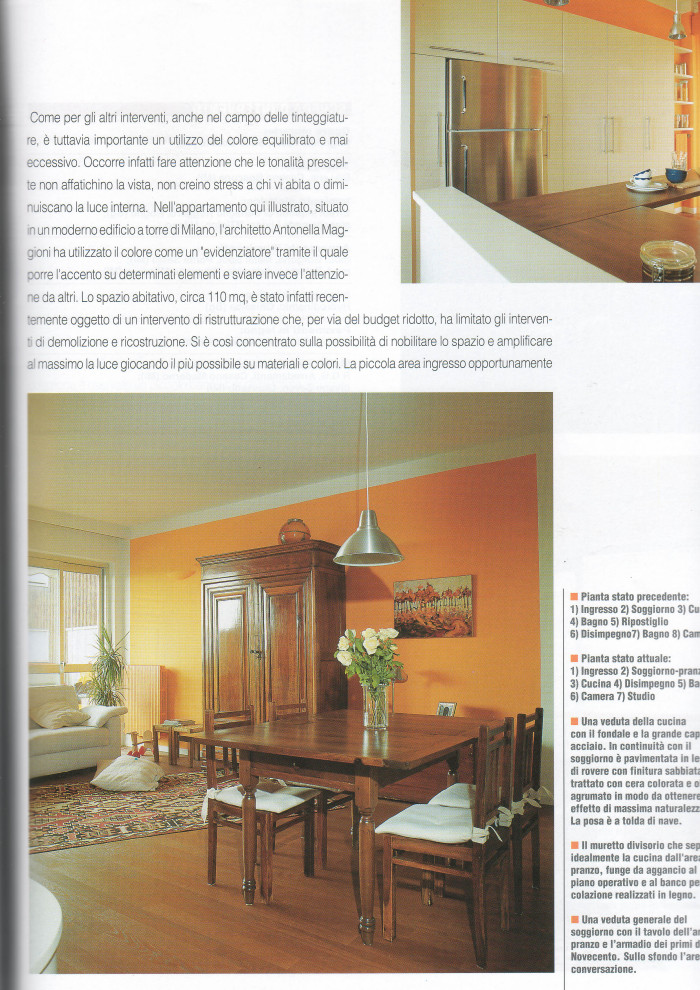 Cette photo montre une salle de séjour éclectique de taille moyenne et ouverte avec un mur orange et parquet foncé.
