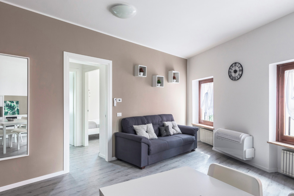 Esempio di un soggiorno scandinavo di medie dimensioni e aperto con pareti beige, pavimento in vinile e pavimento grigio