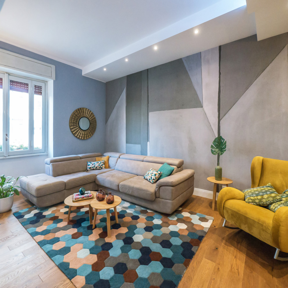 Idee per un soggiorno contemporaneo con pavimento in legno massello medio, pareti multicolore e pavimento marrone