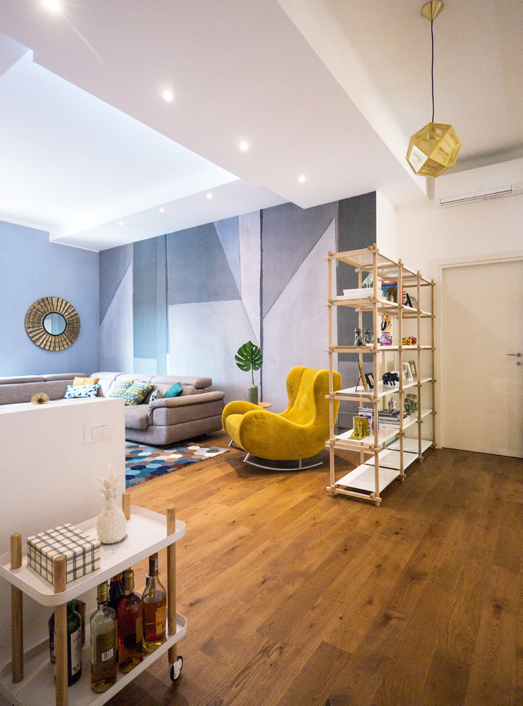 Idee per un soggiorno design di medie dimensioni e aperto con pareti blu e pavimento in legno massello medio
