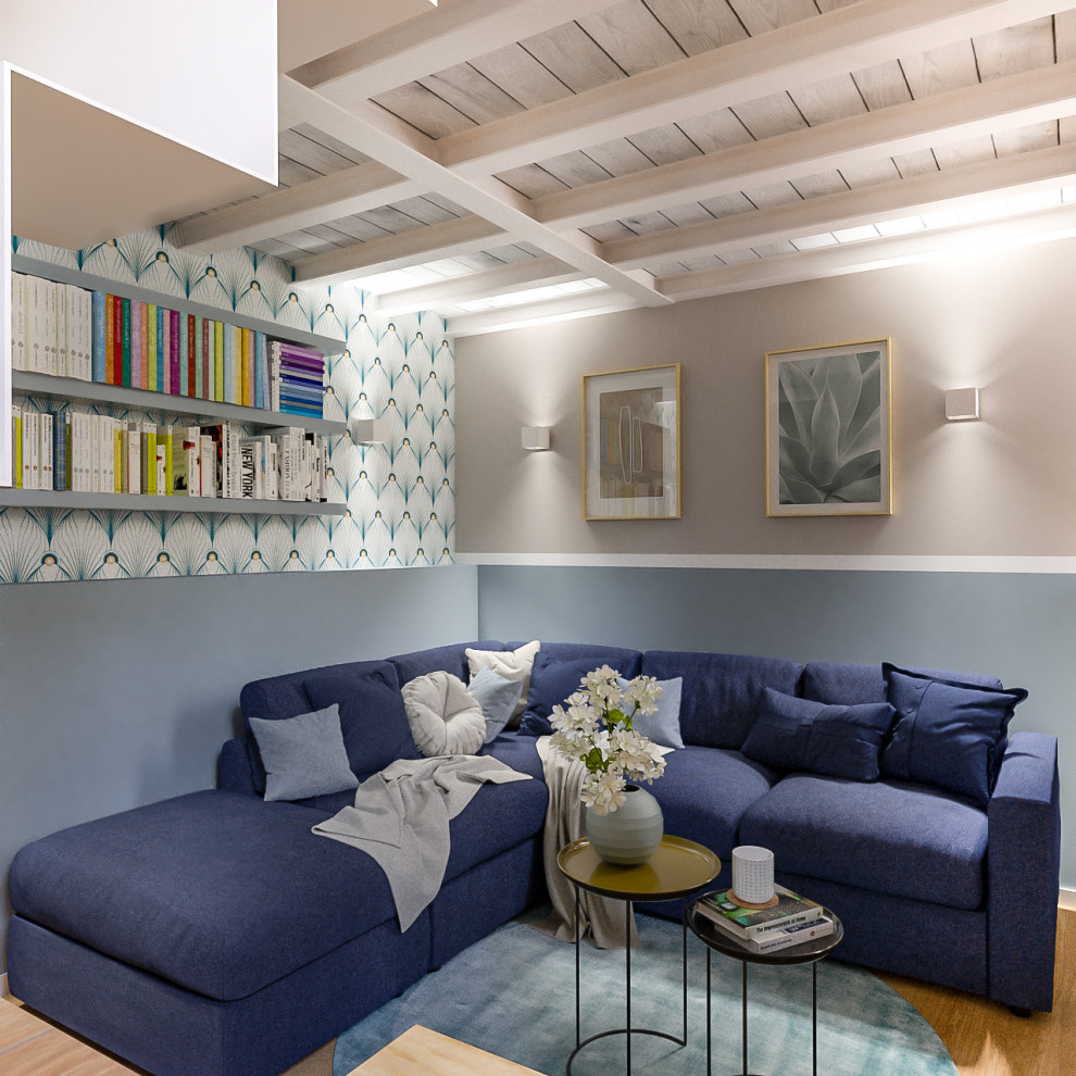 Esempio di un piccolo soggiorno minimal stile loft con pareti multicolore, parquet chiaro, TV a parete, travi a vista e carta da parati