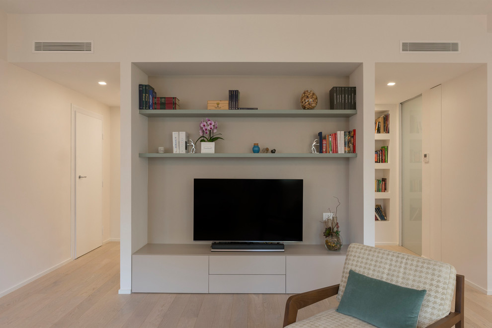Inspiration pour une salle de séjour design avec un téléviseur encastré et un sol beige.
