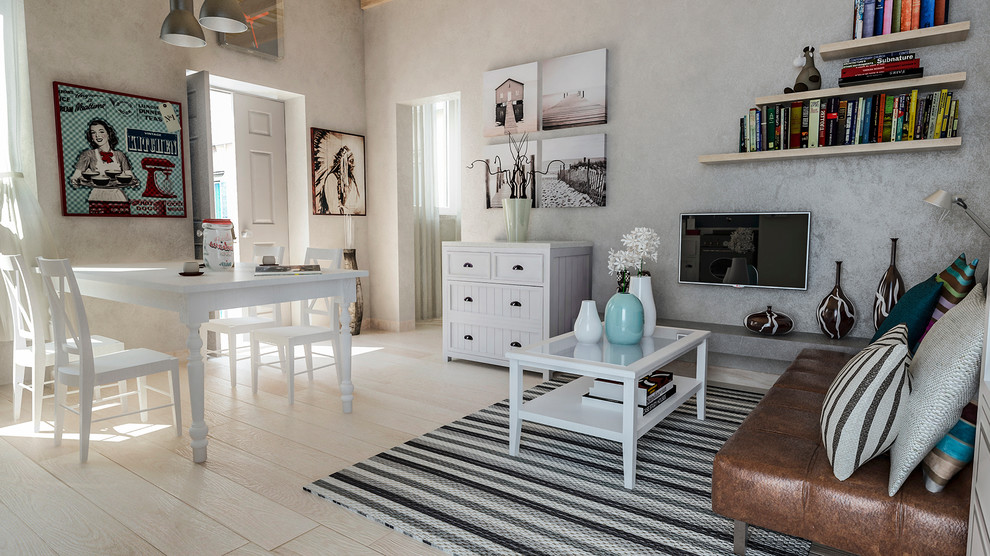 Ejemplo de salón abierto romántico pequeño con paredes beige, suelo laminado, televisor colgado en la pared y suelo beige