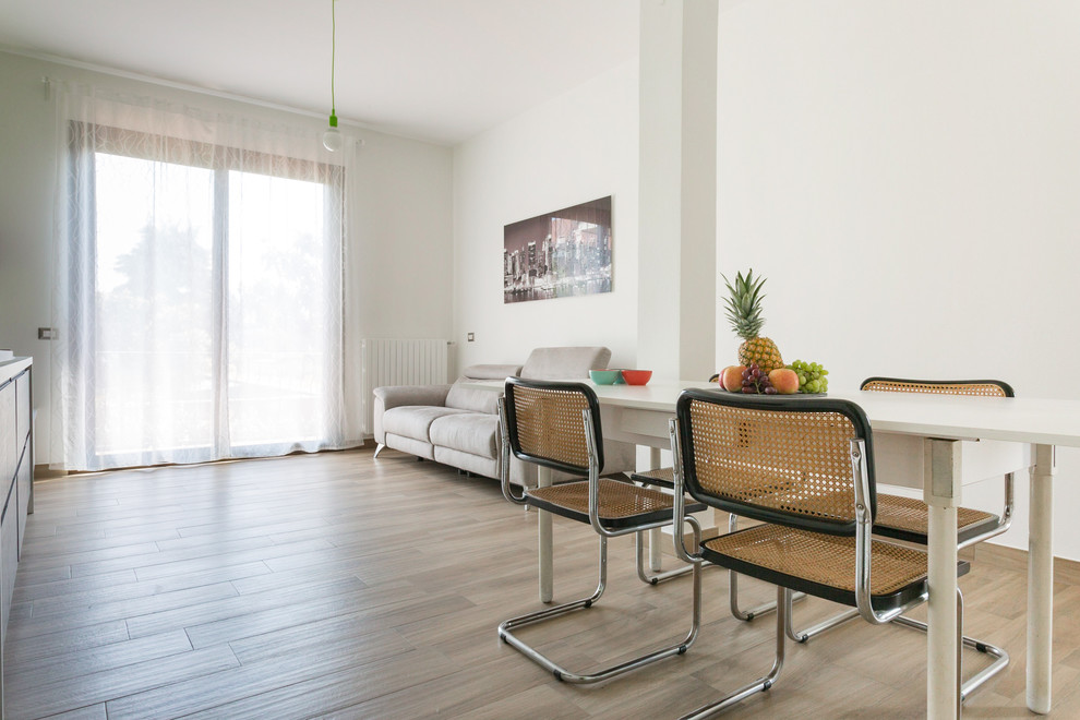Modernes Wohnzimmer mit weißer Wandfarbe und Porzellan-Bodenfliesen in Mailand