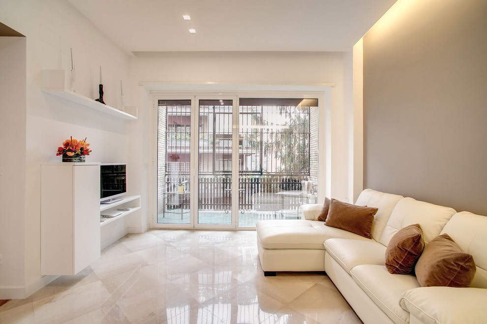 Foto di un soggiorno moderno di medie dimensioni e aperto con pareti multicolore, pavimento in marmo, nessun camino, TV autoportante e pavimento bianco