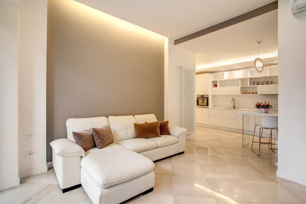 Imagen de salón abierto moderno de tamaño medio sin chimenea con paredes multicolor, suelo de mármol y suelo blanco
