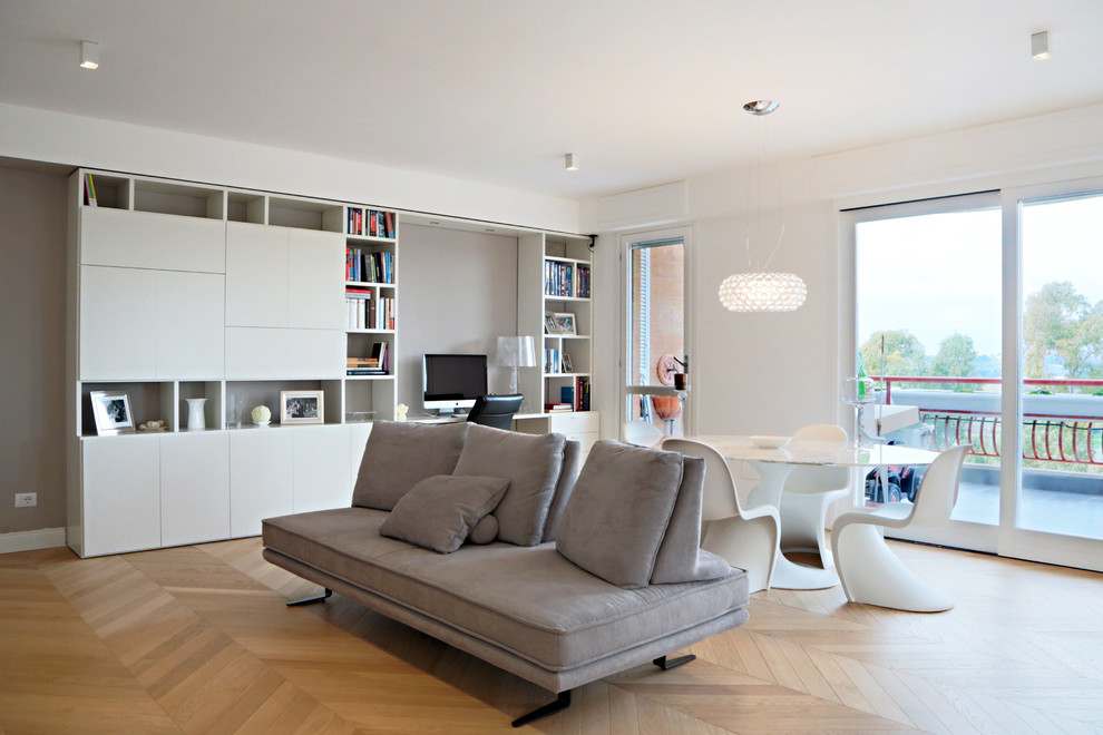 Cette image montre un salon design ouvert avec un mur blanc et parquet clair.
