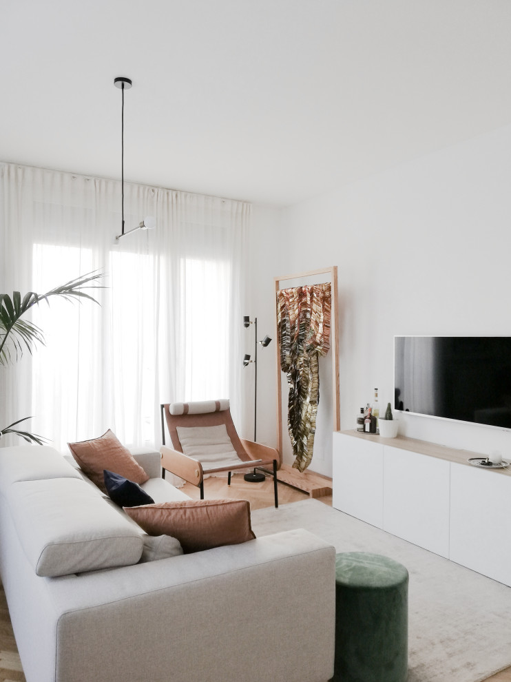Idéer för ett modernt allrum med öppen planlösning, med en väggmonterad TV, vita väggar, mellanmörkt trägolv och brunt golv
