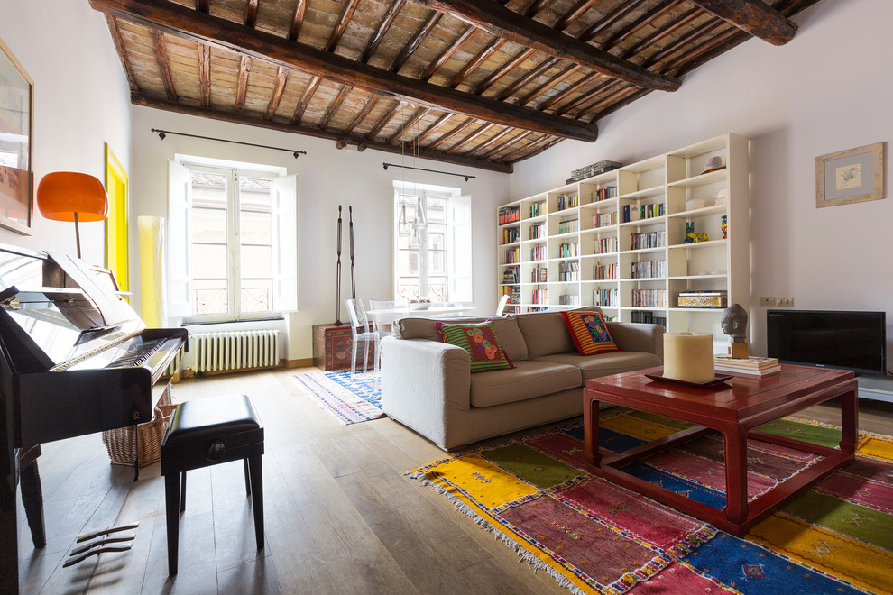Foto di un soggiorno bohémian aperto con sala della musica, pareti bianche e pavimento in legno massello medio