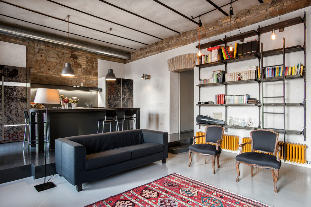 Foto di un soggiorno mediterraneo di medie dimensioni e stile loft con libreria, pareti multicolore e pavimento multicolore