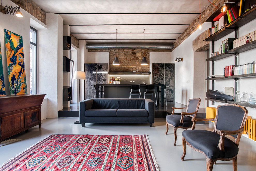 Immagine di un soggiorno mediterraneo di medie dimensioni e aperto con pareti grigie e pavimento grigio