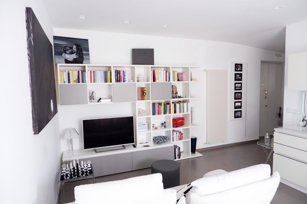 Ispirazione per un piccolo soggiorno design aperto con libreria, pareti bianche, pavimento in gres porcellanato, parete attrezzata e pavimento grigio