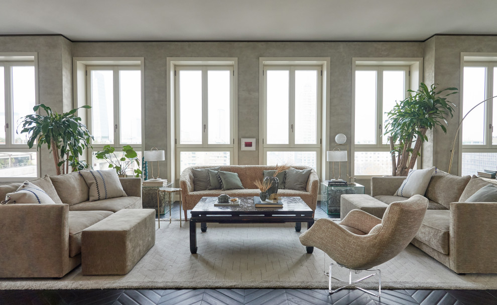 Immagine di un soggiorno minimalista con sala formale, pareti beige e TV a parete
