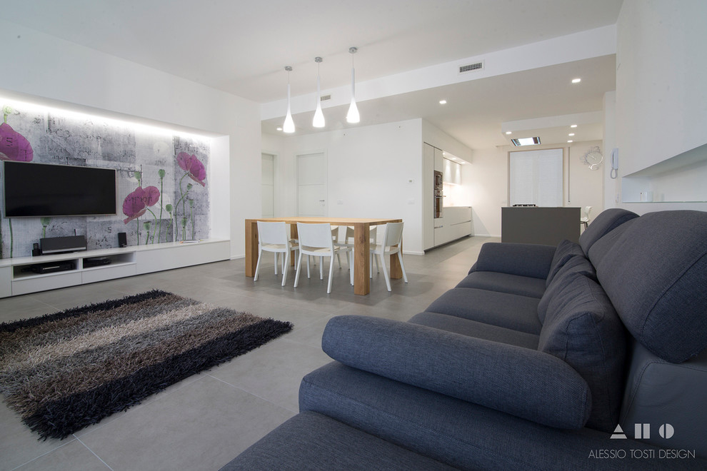 Idee per un grande soggiorno design aperto con pareti bianche, pavimento in gres porcellanato e TV a parete