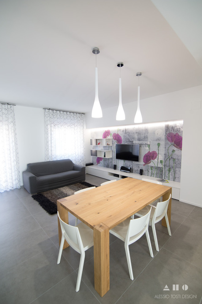 Esempio di un grande soggiorno design aperto con pareti bianche, pavimento in gres porcellanato e TV a parete