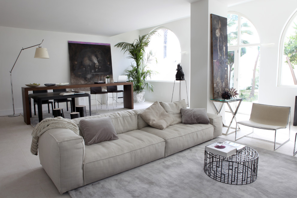 Modelo de salón abierto, minimalista, con paredes blancas