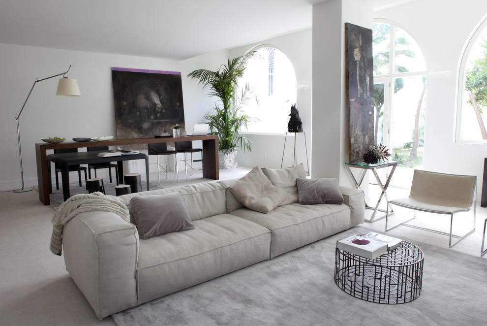 Modelo de salón abierto minimalista con paredes blancas