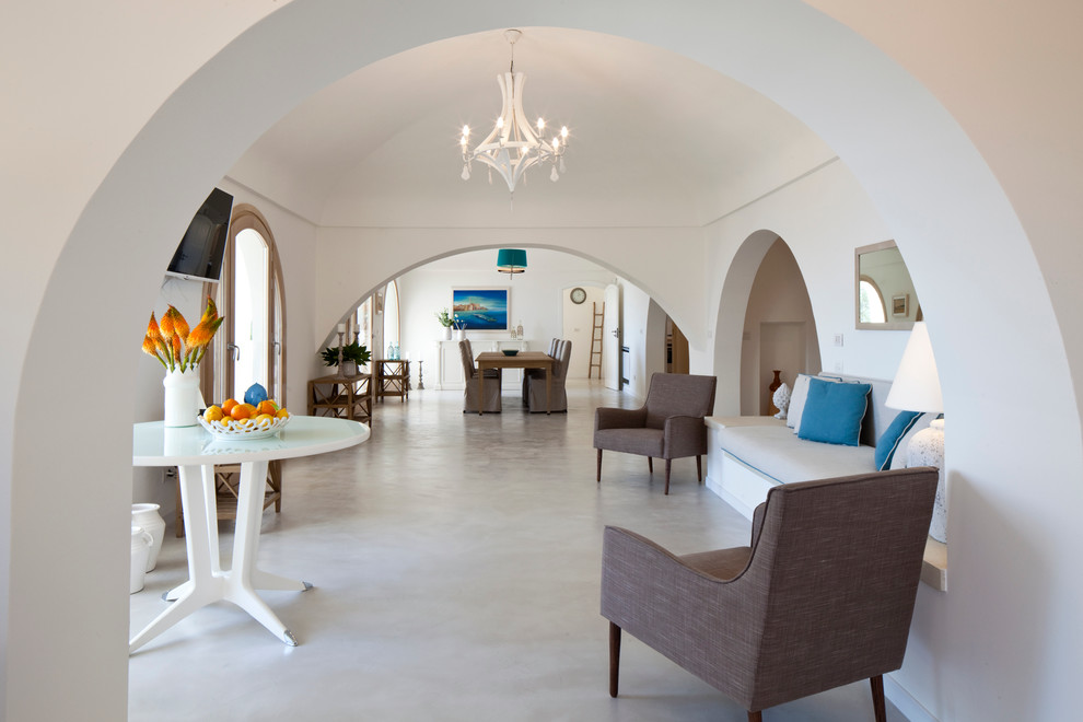 This is an example of a mediterranean living room in Bari.