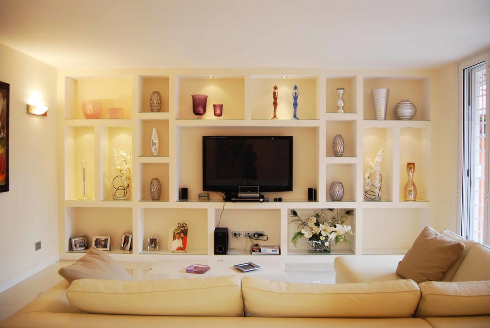 Ispirazione per un grande soggiorno minimalista aperto con angolo bar, pareti bianche e TV a parete