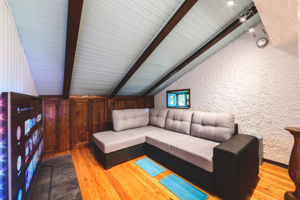 Свежая идея для дизайна: маленькая изолированная гостиная комната в стиле модернизм с музыкальной комнатой, белыми стенами, светлым паркетным полом, мультимедийным центром и коричневым полом без камина для на участке и в саду - отличное фото интерьера