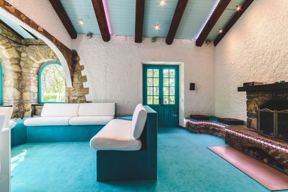 На фото: парадная, открытая гостиная комната среднего размера в стиле модернизм с белыми стенами, ковровым покрытием, стандартным камином, фасадом камина из кирпича, скрытым телевизором и бирюзовым полом