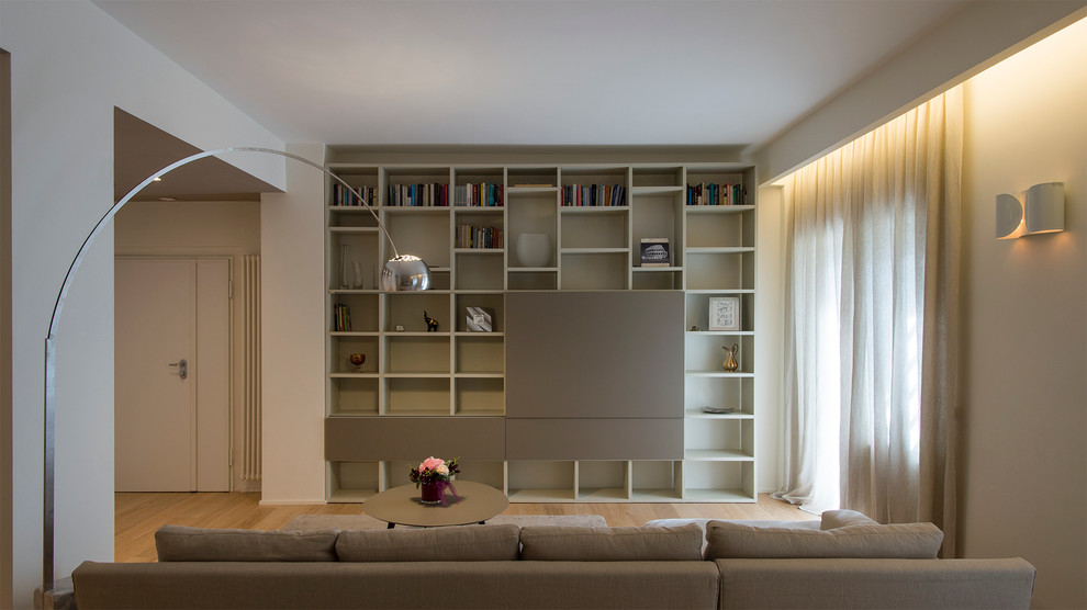 Ispirazione per un grande soggiorno contemporaneo aperto con pareti beige e pavimento in legno massello medio