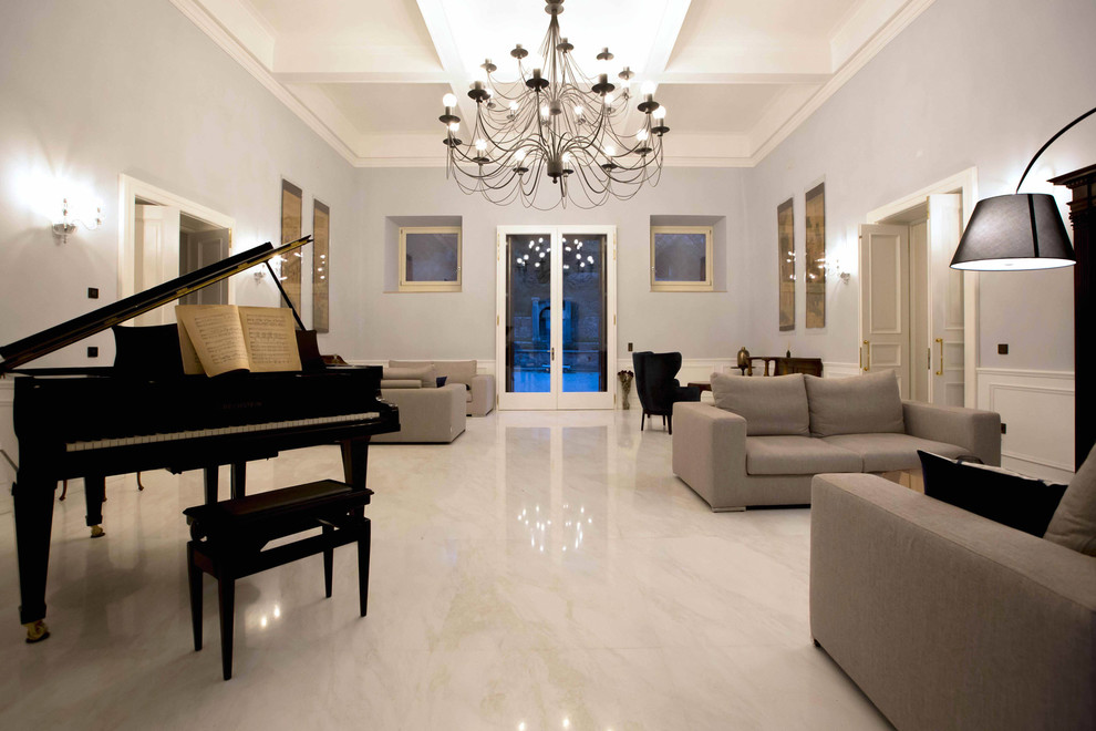 Réalisation d'une très grande salle de séjour marine ouverte avec une salle de musique, un sol en marbre et un sol blanc.