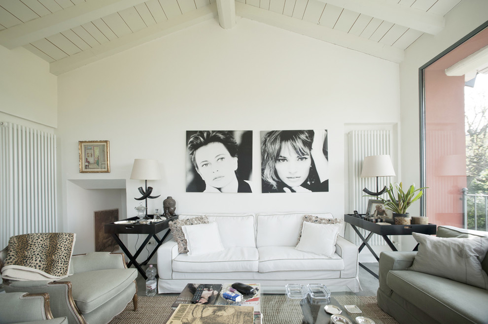 Immagine di un soggiorno country con pareti bianche