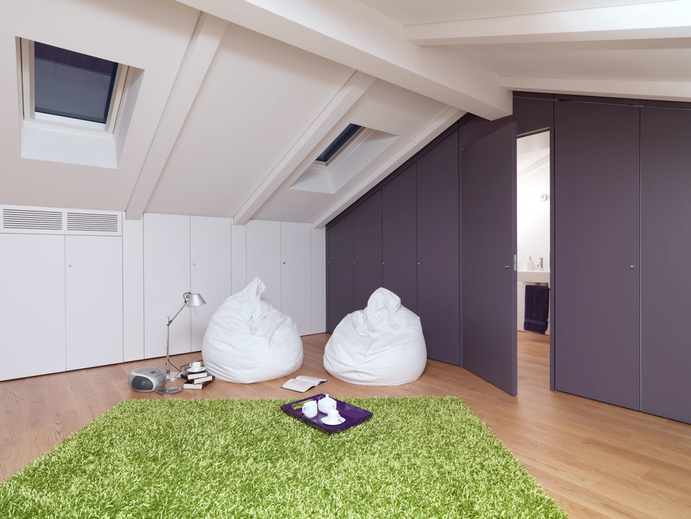 На фото: изолированная гостиная комната среднего размера в современном стиле с паркетным полом среднего тона с