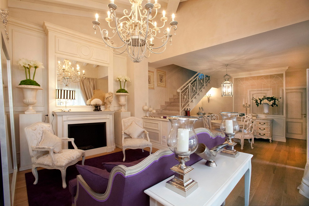 Aménagement d'un grand salon romantique avec une salle de réception, un mur blanc, un sol en bois brun, une cheminée standard et un manteau de cheminée en pierre.