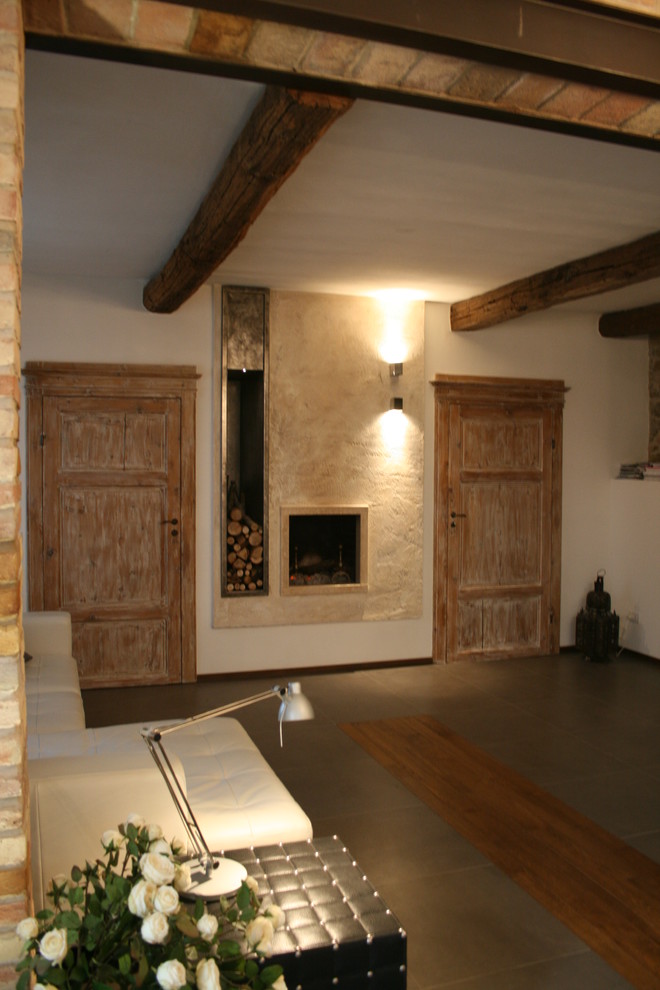 Bild på ett mellanstort lantligt allrum med öppen planlösning, med beige väggar, klinkergolv i porslin och en standard öppen spis