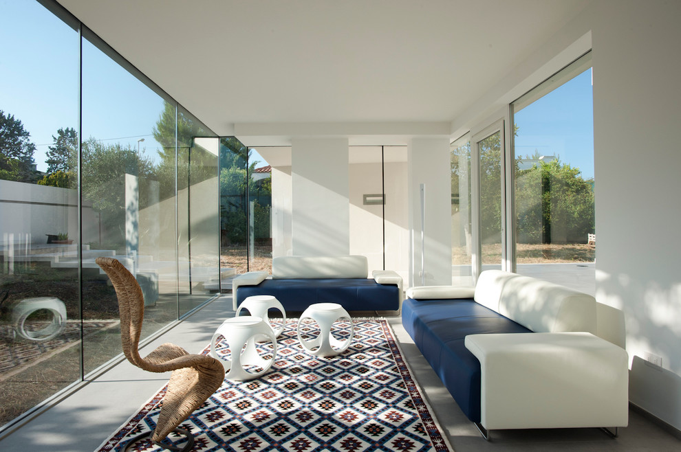 Immagine di un soggiorno moderno di medie dimensioni e chiuso con pavimento grigio