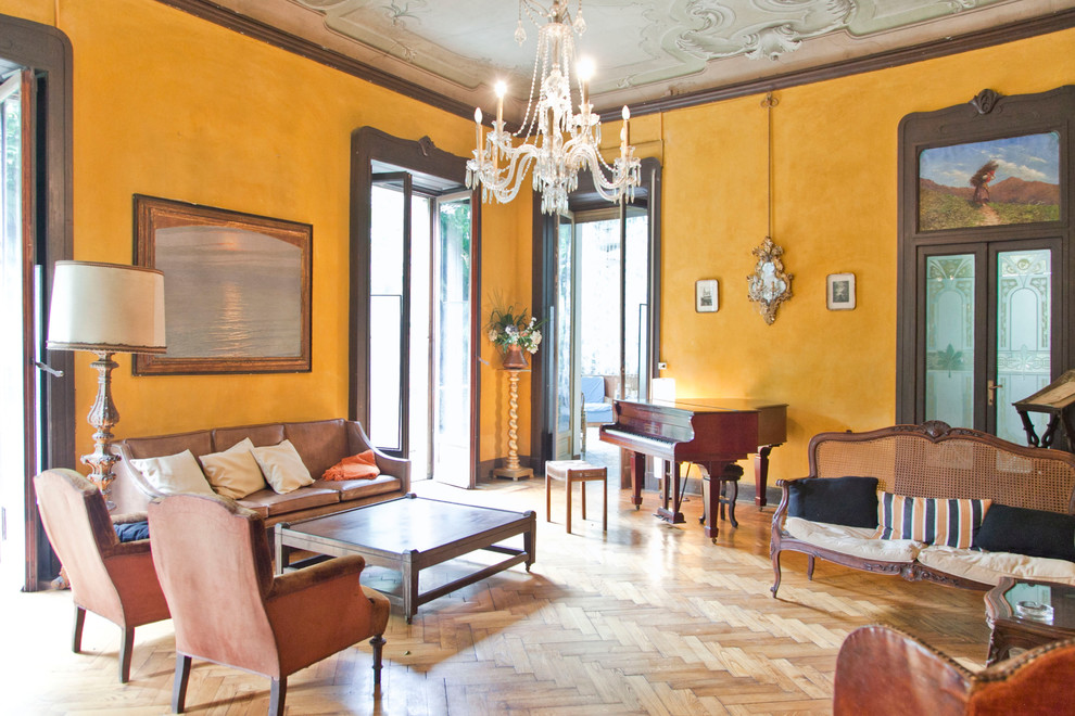 Modelo de sala de estar con rincón musical clásica grande con paredes amarillas y suelo de madera clara