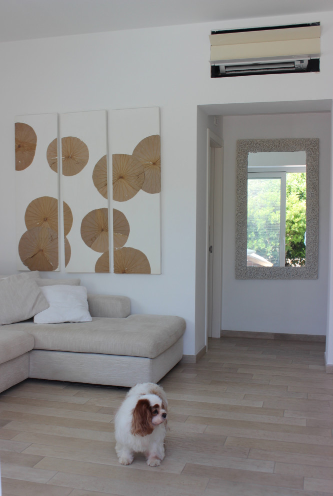 Immagine di un soggiorno moderno di medie dimensioni e aperto con pareti bianche, pavimento con piastrelle in ceramica, camino sospeso e TV a parete